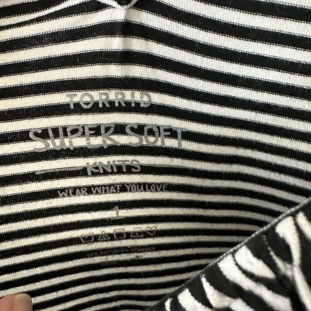 Torrid Tank Top Super Soft V Neck Ruffle Black White Striped Sz 14 - Picture 10 of 10